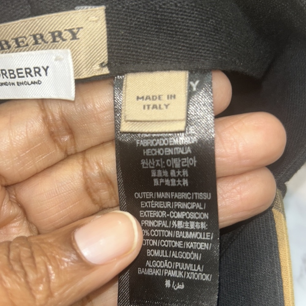 Burberry Black Hat Looks Brand New Without a Tag & Price attached - Picture 6 of 8